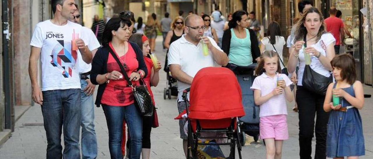 Unos ciudadanos pasean por Pontevedra. // Rafa Vázquez