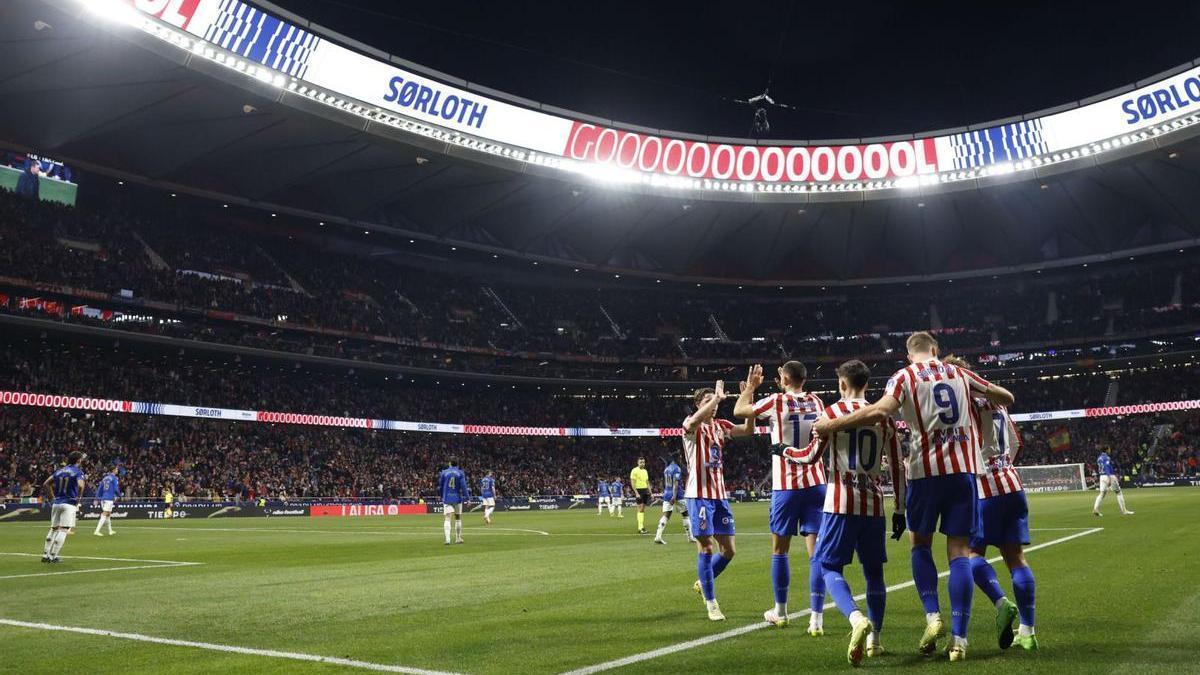 Los jugadores del Atlético celebran el segundo gol de Sorloth ante el Oviedo