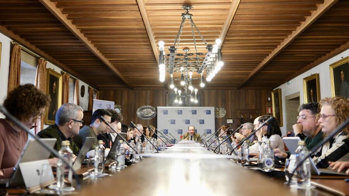 El rector Antonio López presidió su último Consello de Goberno de la USC.