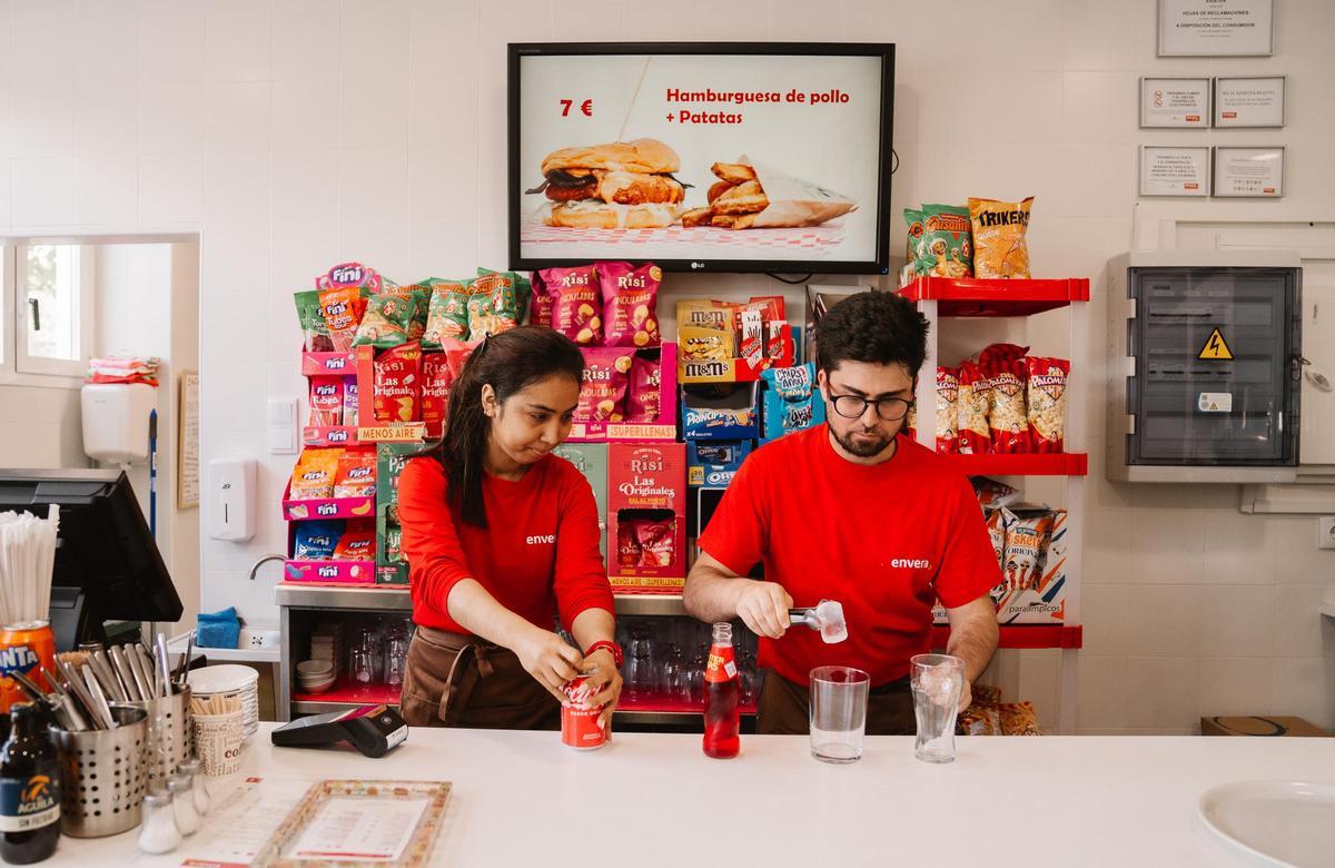 Luz y Emilio son dos de los cinco camareros de Envera Gastro, la primera cafetería municipal de Madrid gestionada por personas con discapacidad intelectual.