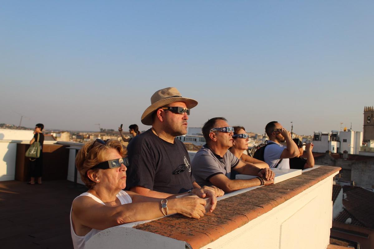 Personas disfrutando del eclipse desde Badajoz Personas disfrutando del eclipse desde Badajoz