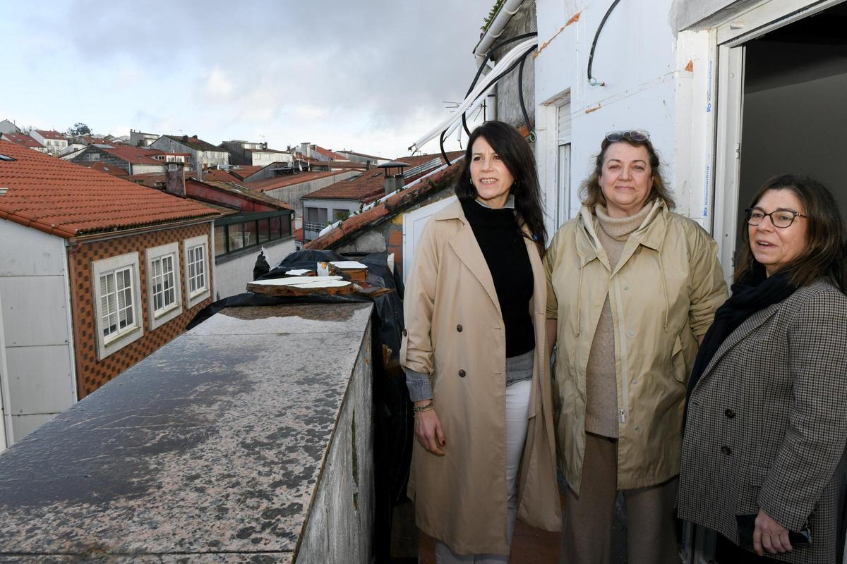 La conselleira de Vivenda, María Martínez Allegue, visita en Santiago una vivienda que recibió ayudas para sacarla en alquiler.