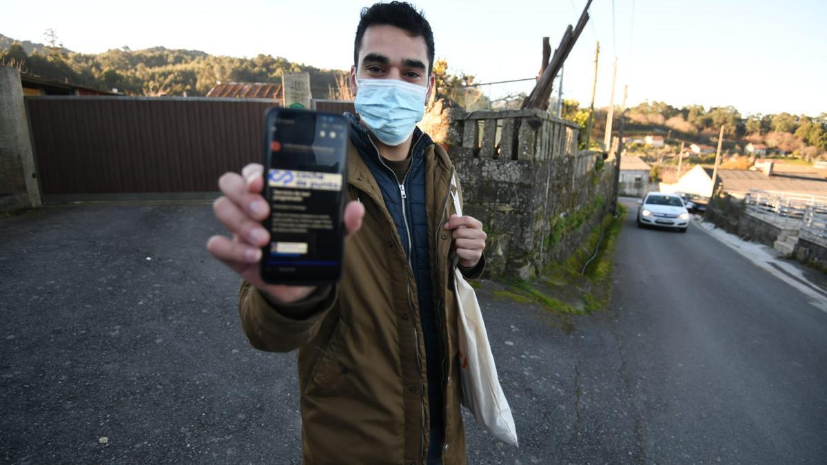 Santi Villaverde muestra en su teléfono la aplicación con la que reservó el Coche de Punto