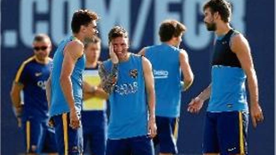 Messi, al centre, debutarà aquesta pretemporada avui a la nit.