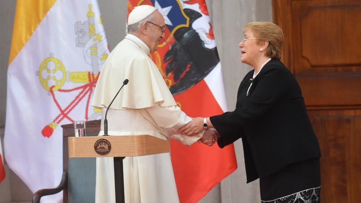 El papa Francisco y la presidenta de Chile, Michelle Baschelet, durante su encuentro en Santiago