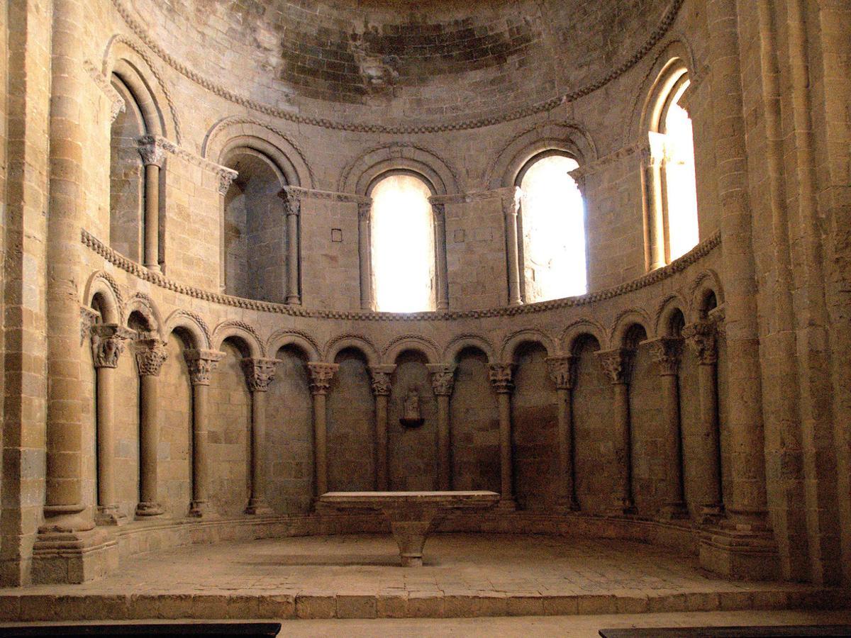 El imponente ábside románico del castillo.