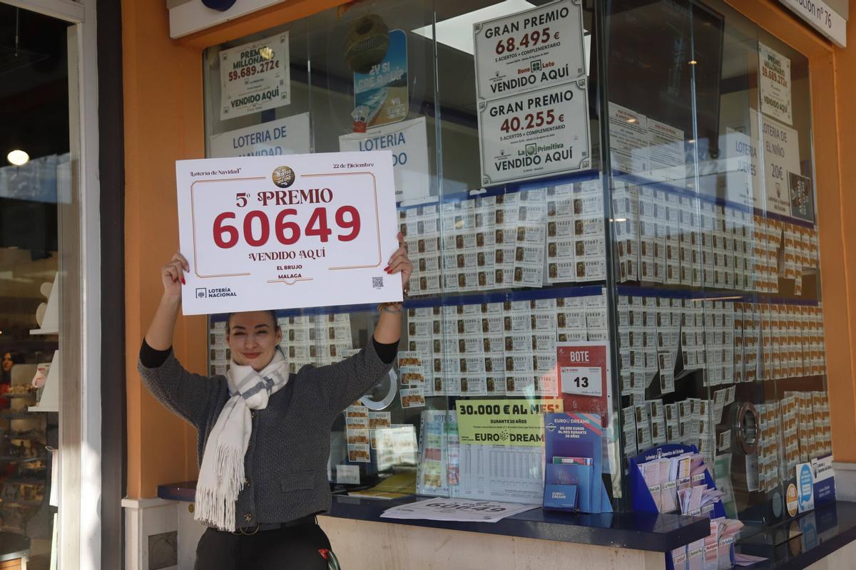 El premiado 60649 ya cuelga en el mostrador de la administración de lotería El Brujo de Plaza Mayor. Esta mañana ha llovido champán en su puerta por los 2,7 millones de euros repartidos en 45 series de la Lotería de Navidad. Es decir, esto se traduce en 450 décimos que se premian con 6.000 euros cada uno.