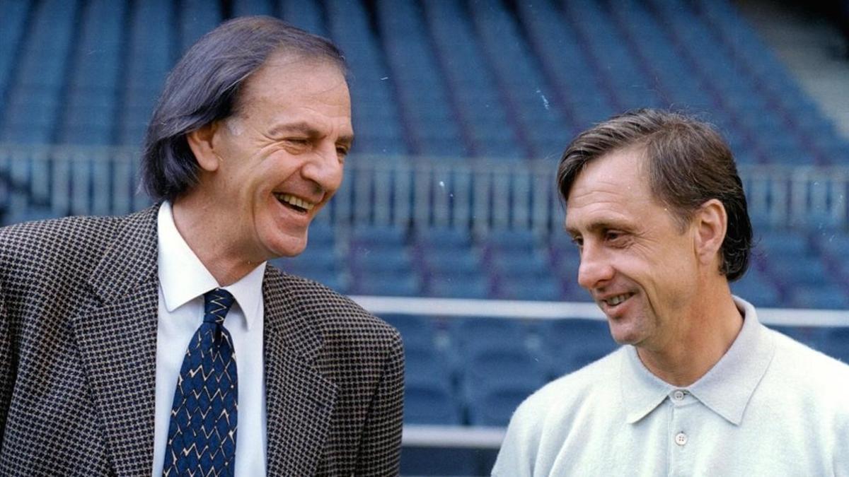 De flaco a flaco. Menotti y Cruyff, juntos en el Camp Nou.