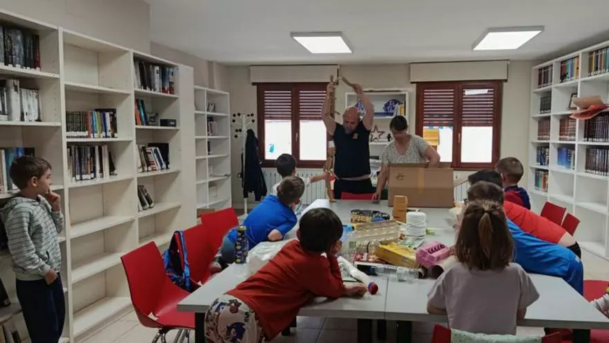 Los jóvenes crean títeres con materiales reciclados