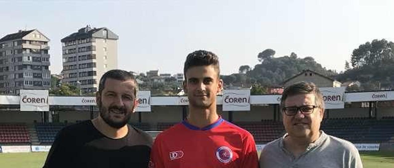 David González, firma; Aitor Martínez, se va n El medio ofensivo coruñés David González Paz (21 años) recibió ayer la bienvenida a la UD Ourense en O Couto de su entrenador, Fernando Currás, y del vicepresidente, Damián Domínguez. Otro centrocampista, Aitor Martínez, deja el club tras dos campañas para enrolarse en el Barbadás. FdV