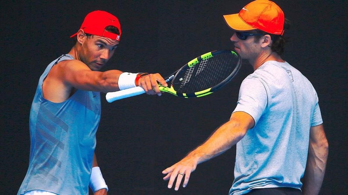 Carlos Moyá, a la derecha, conversa con Rafa Nadal, en un entrenamiento en Melbourne.