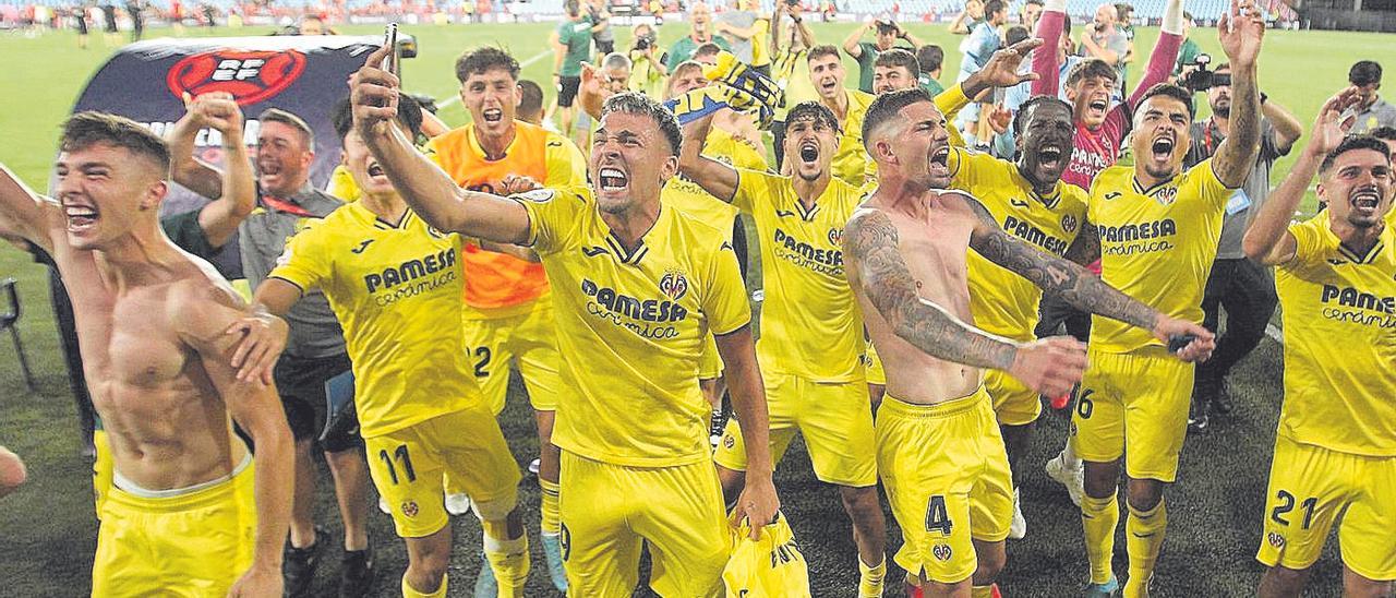 Los jugadores del Villarreal B celebran el ascenso a LaLiga SmartBank sobre el mismo césped del estadio Balaídos.