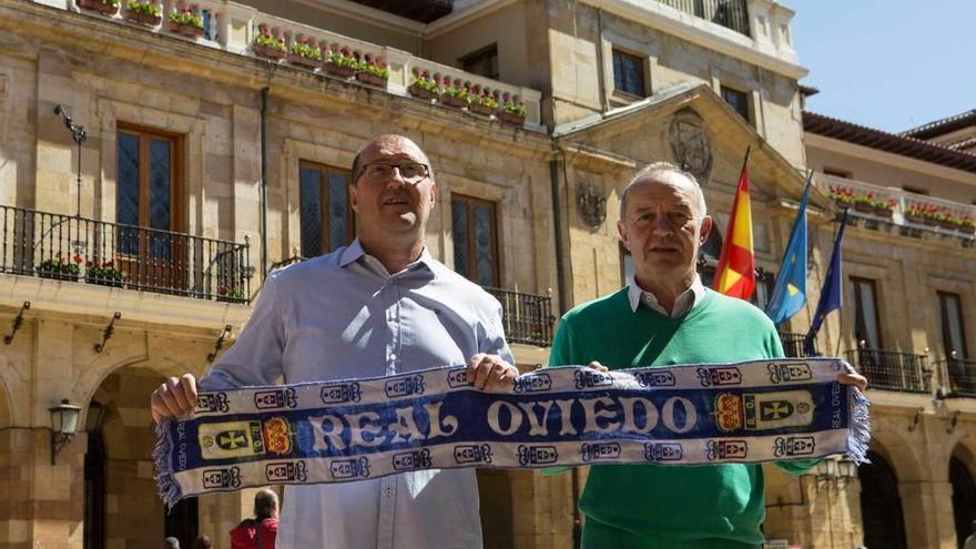 Tomás y Vili, ayer, en la plaza del Ayuntamiento de Oviedo.