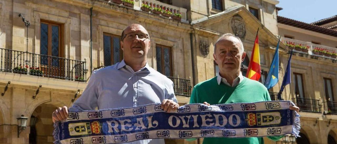 Tomás y Vili, ayer, en la plaza del Ayuntamiento de Oviedo.