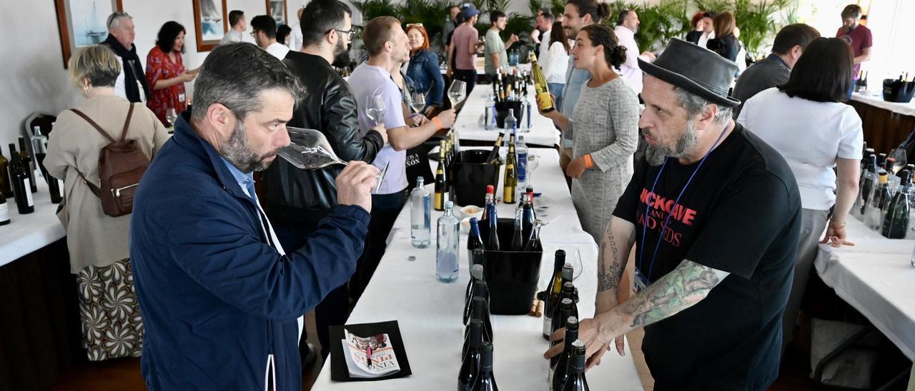 Numerosos profesionales del sector y amantes del vino participaron en el evento, que tuvo lugar en el Náutico de Sanxenxo.