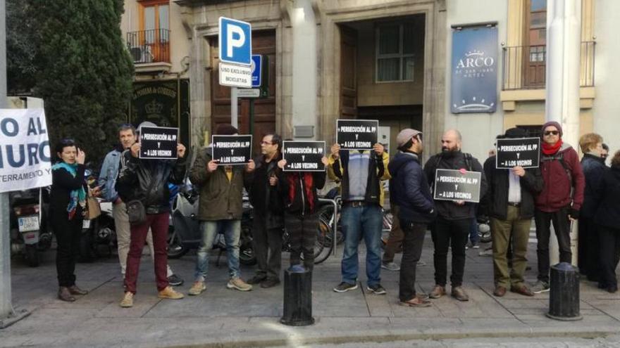 Vecinos en la puerta de la Jefatura, este jueves por la mañana.