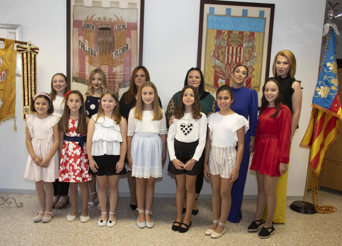 Candidatas adultas e infantiles, en la sede de la JLF.