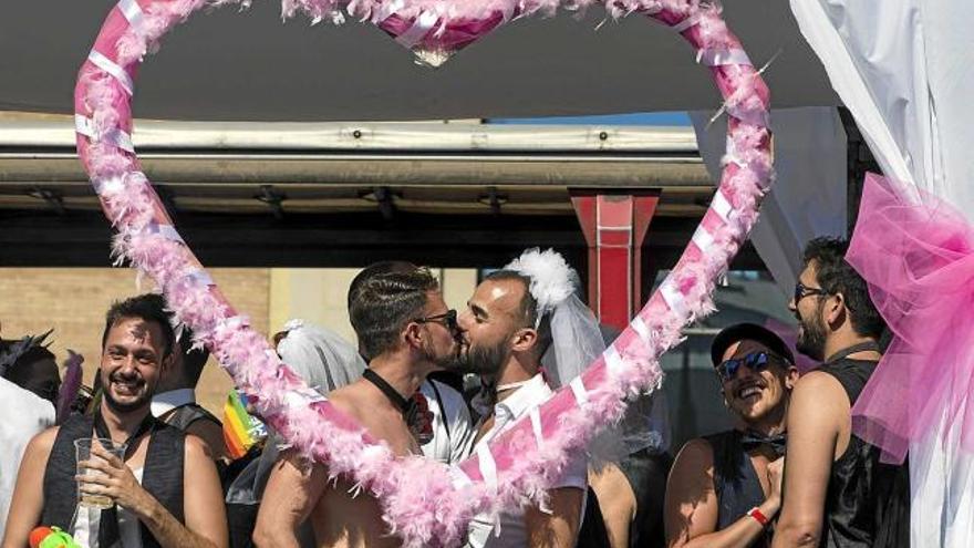 Dos nois es fan un petó durant la manifestació per l&#039;orgull gai que va desfilar ahir per Barcelona