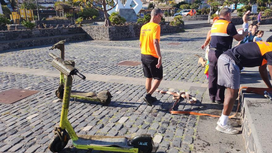 Santa Cruz retira tres patinetes y una moto en el litoral del Castillo Negro