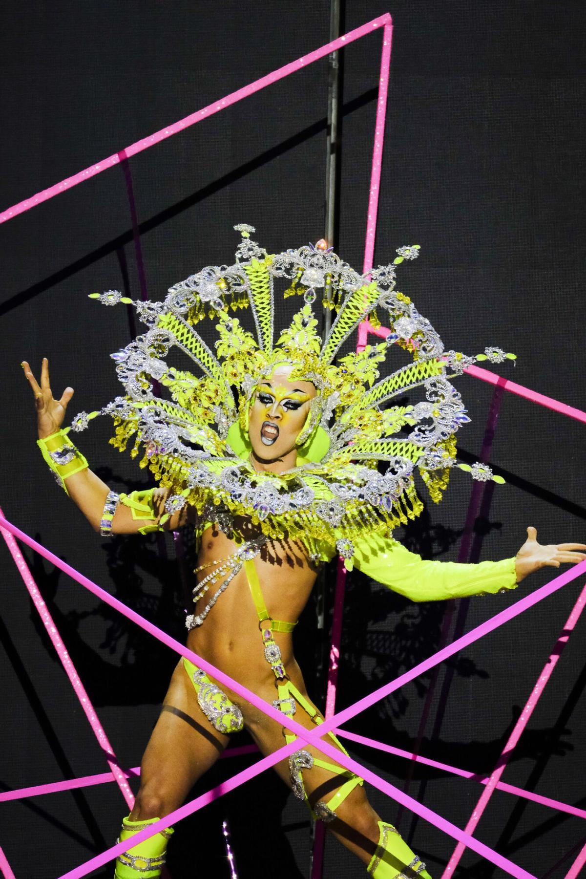 Candidato 04: Drag Vilanz. Artista: Andrés González Nieves. Fantasía: La fama lo es todo, hasta que te consume. Representa: Losam Impermeabilizaciones Diseño: Josep López Martí.