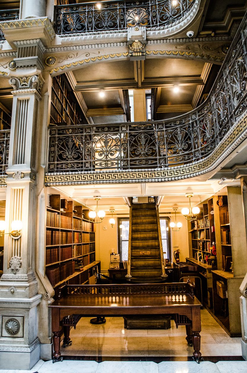 La biblioteca se puede explorar por su arquitectura y por su contenido literario.