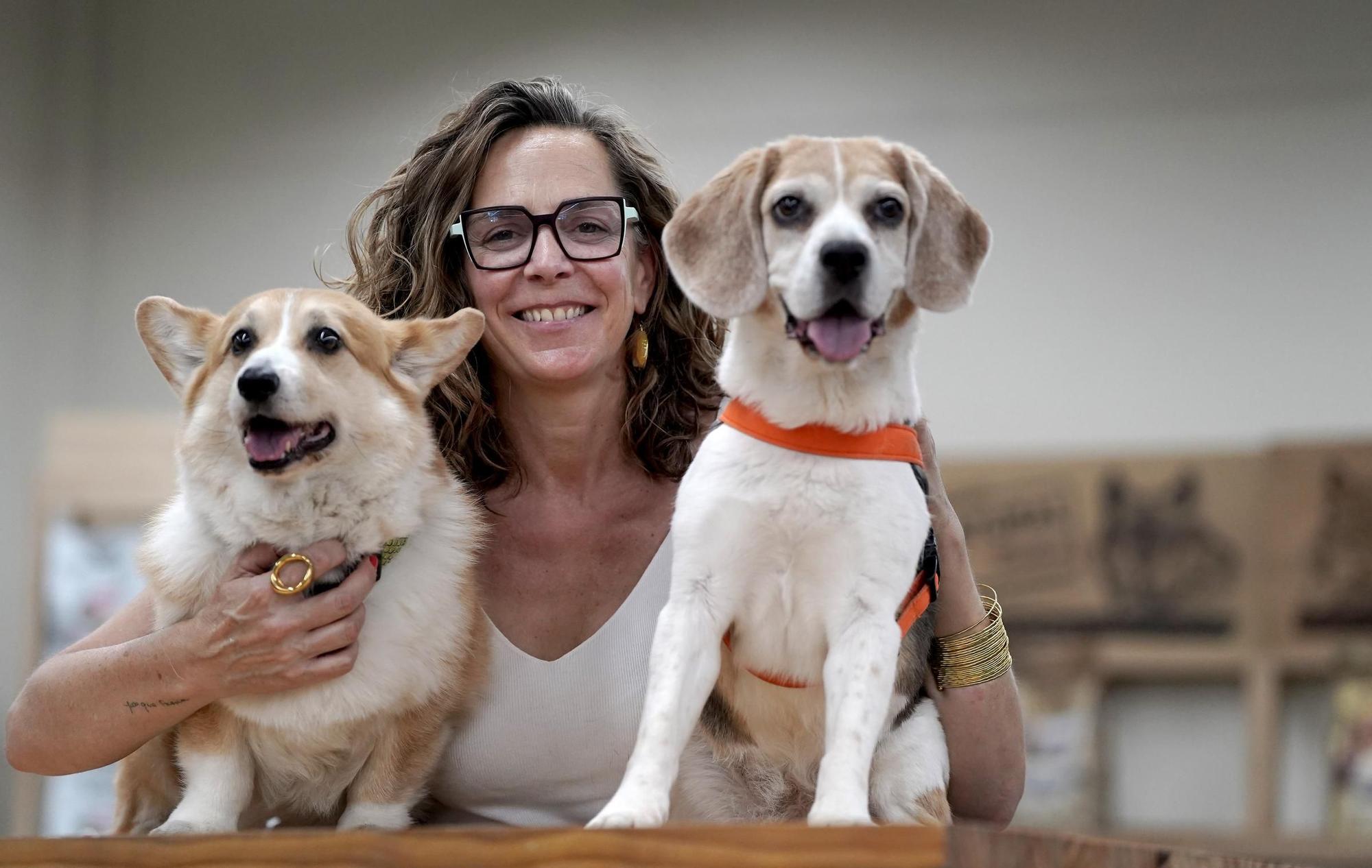 Noelia Navarro junto a sus perros Pili y Acho