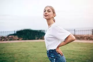 La camiseta blanca no es tan básica: 5 looks que lo demuestran