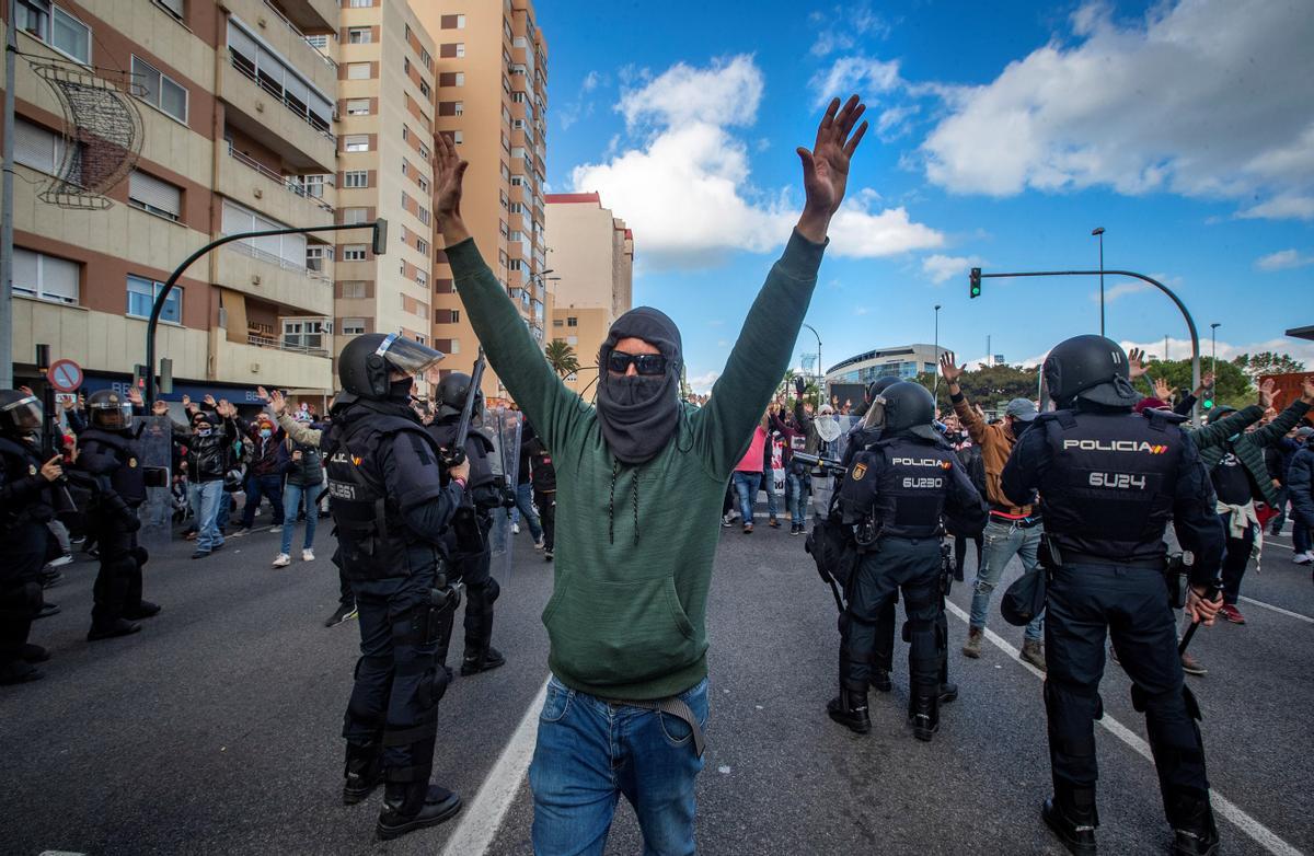 Los incidentes han ocurrido cuando una parte de los manifestantes se han desgajado del recorrido previsto con la intención de cortar el puente José León de Carranza, y la Policía ha actuado para evitarlo, ya que está considerada una infraestructura crítica de la ciudad.