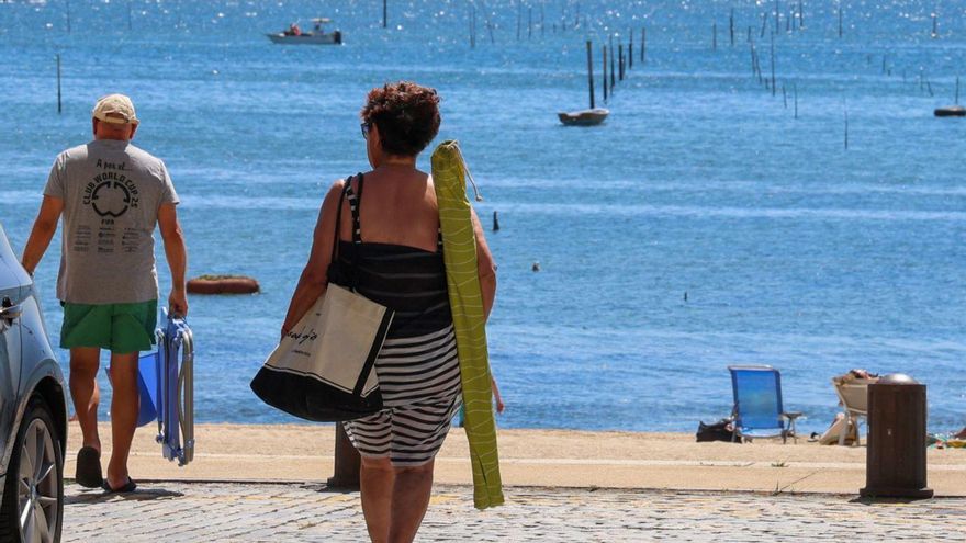 Bañistas llegando a refrescarse a la playa A Concha-Compostela, en Vilagarcía.