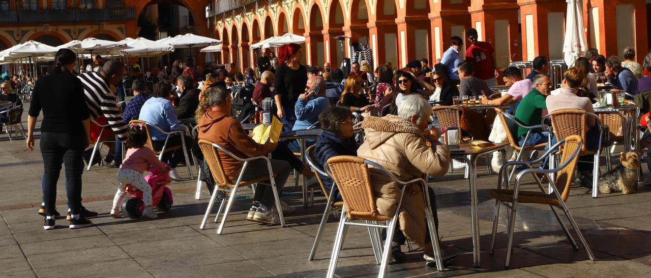 Clientes disfrutan de los veladores en La Corredera.