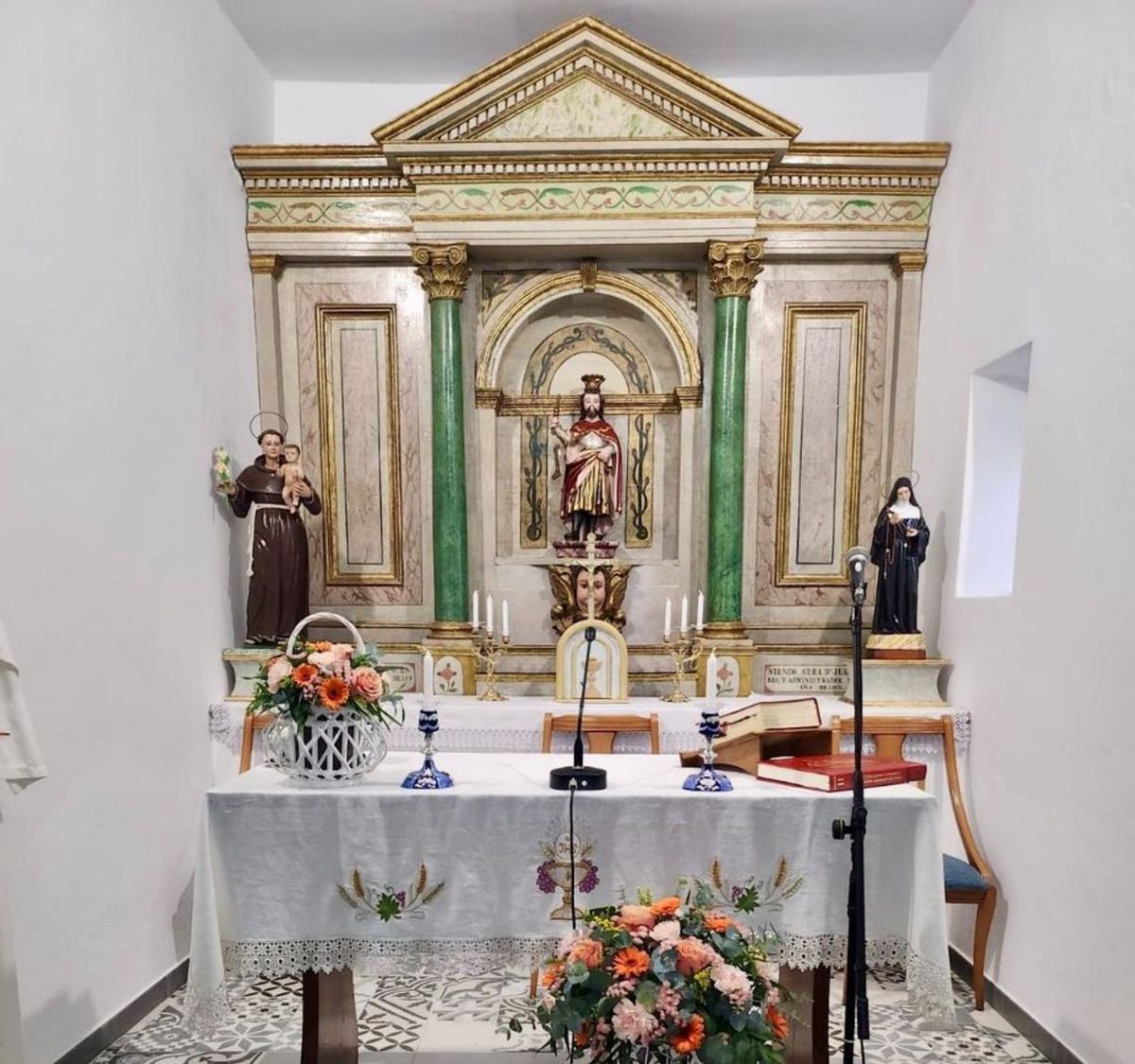 José López y Gonzalo Louzao hablan con el arzobispo de Santiago en la capilla de San Lois.