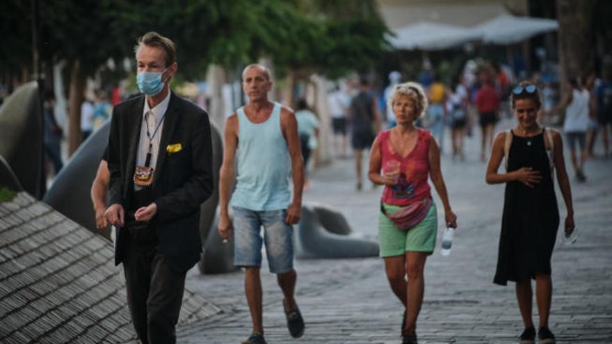 Turistas en Los Cristianos.