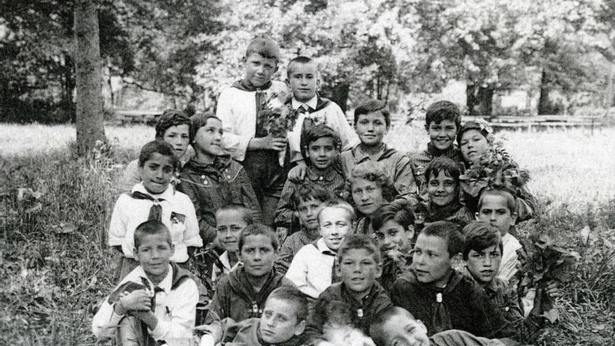 Un grupo de niños españoles, posando sonrientes en la Casa de Niños de Leningrado