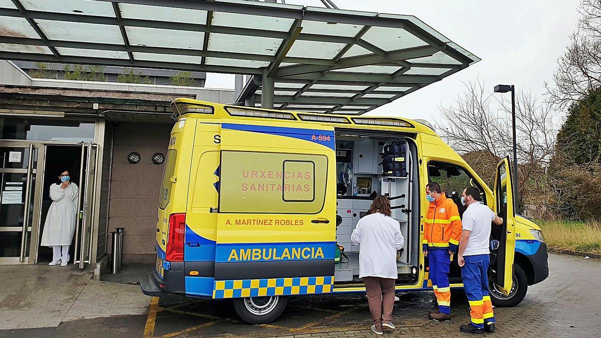 Sanitarios preparan la ambulancia con base en el servicio de urgencias de A Xunqueira. |   // MARTA G. BREA