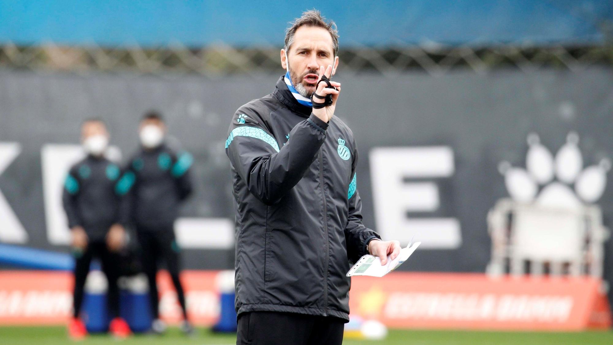 Vicente Moreno, en un entrenamiento del Espanyol en Sant Adrià.