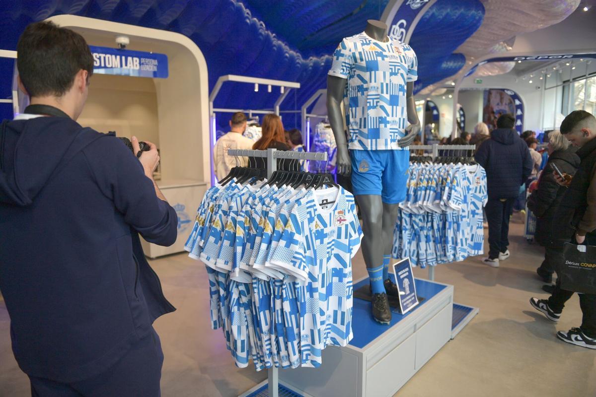 Yeremay Hernández, Luismi Cruz, Millene Cabral y
Noé González han estado presentes en la inauguración y han firmado autógrafos a los deportivistas Yeremay Hernández, Luismi Cruz, Millene Cabral y
Noé González han estado presentes en la inauguración y han firmado autógrafos a los deportivistas