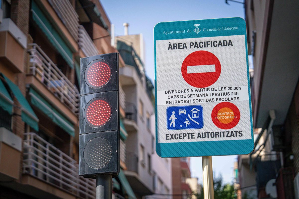 Carteles de restricción de acceso de vehículos a los vehículos en el barrio de Gavarra de Cornellà.