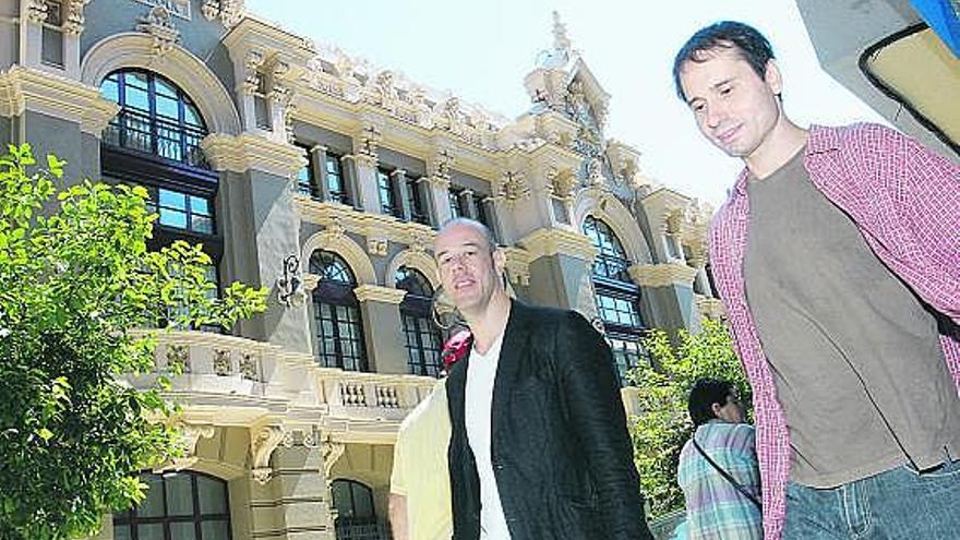 Borja Ortiz de Gondra y David Desola, ayer, ante la fachada del teatro Palacio Valdés. / mara villamuza