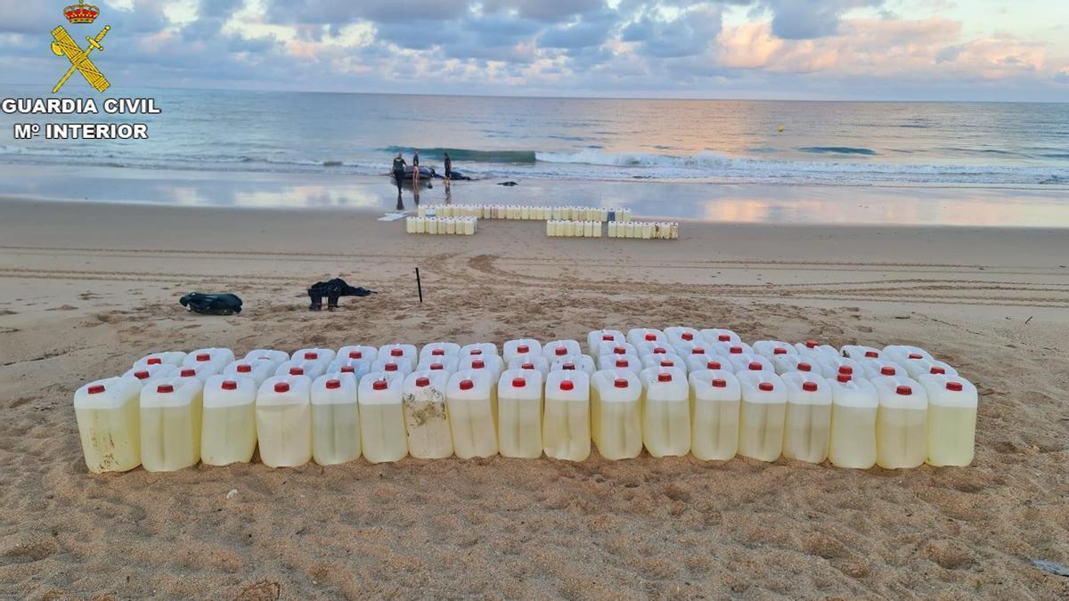 Petacas de gasolina incautadas por la Guardia Civil en El Palmar (Cádiz) el 13 de julio.