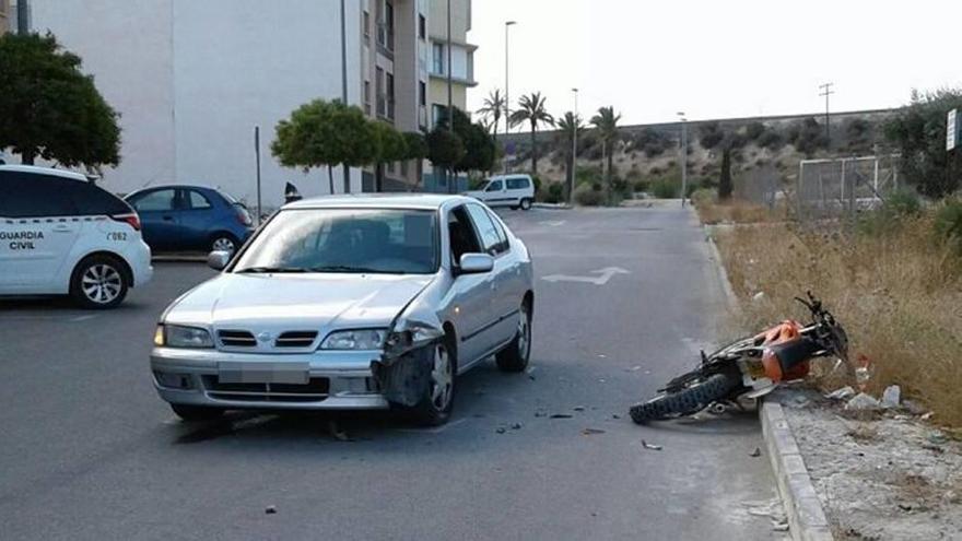 El coche de la Benemérita y la moto caída junto a él.