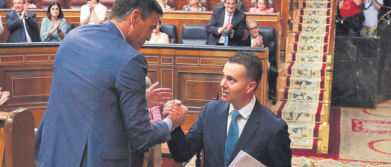 Pedro Sánchez  felicita a Héctor Gómez tras su intervención en el Congreso en el debate del estado de la nación el día 13 de julio.