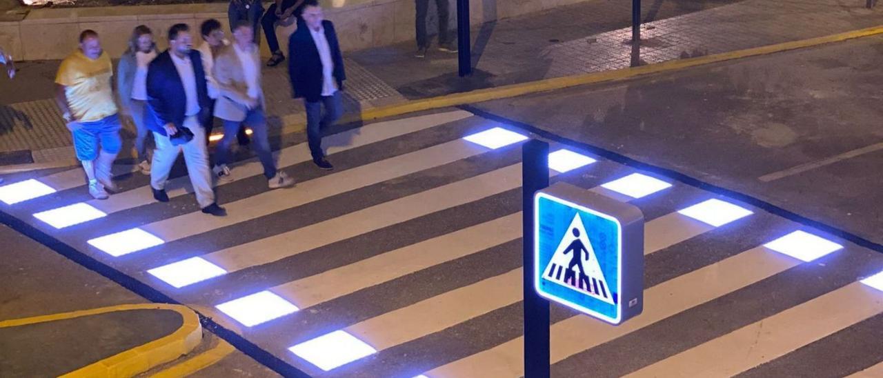 Comienza la instalación en Santa Cruz de veintitrés pasos de peatones inteligentes