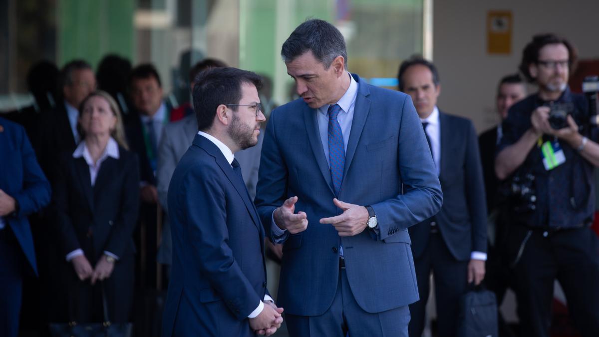 Pere Aragonès y Pedro Sánchez conversan en las jornadas del Cercle d'Economia, en Barcelona