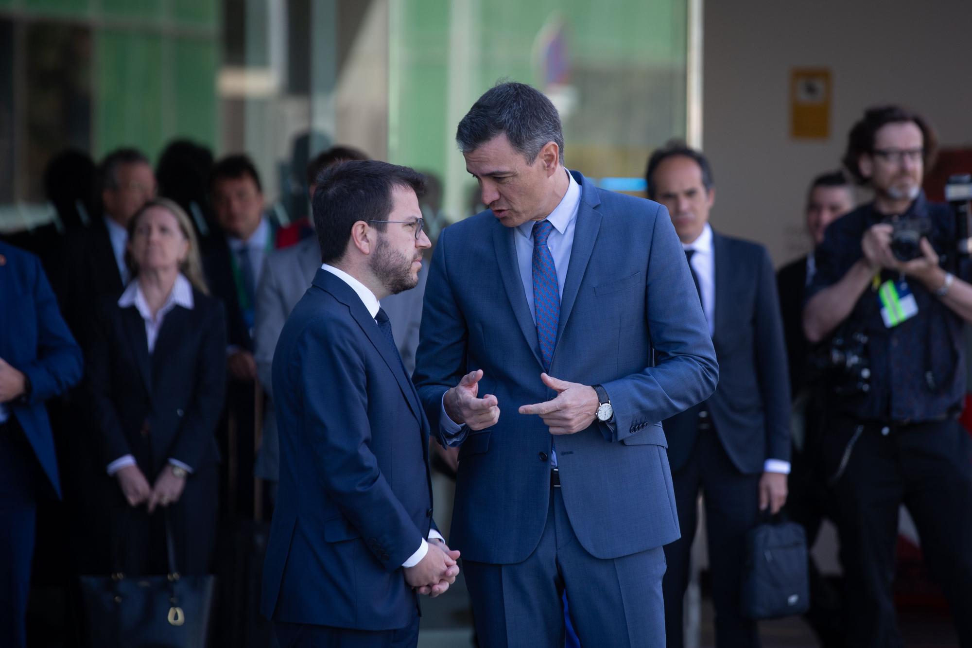 Pere Aragonès y Pedro Sánchez conversan en las jornadas del Cercle d'Economia, en Barcelona