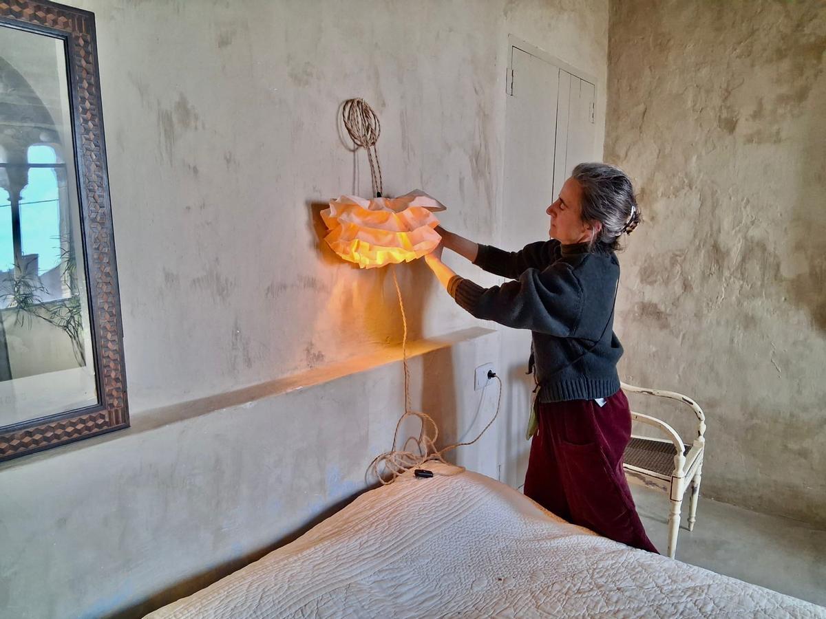 Làmpades tèxtils en forma de flor i de diferents colors, que es poden col·locar en qualsevol lloc de la casa