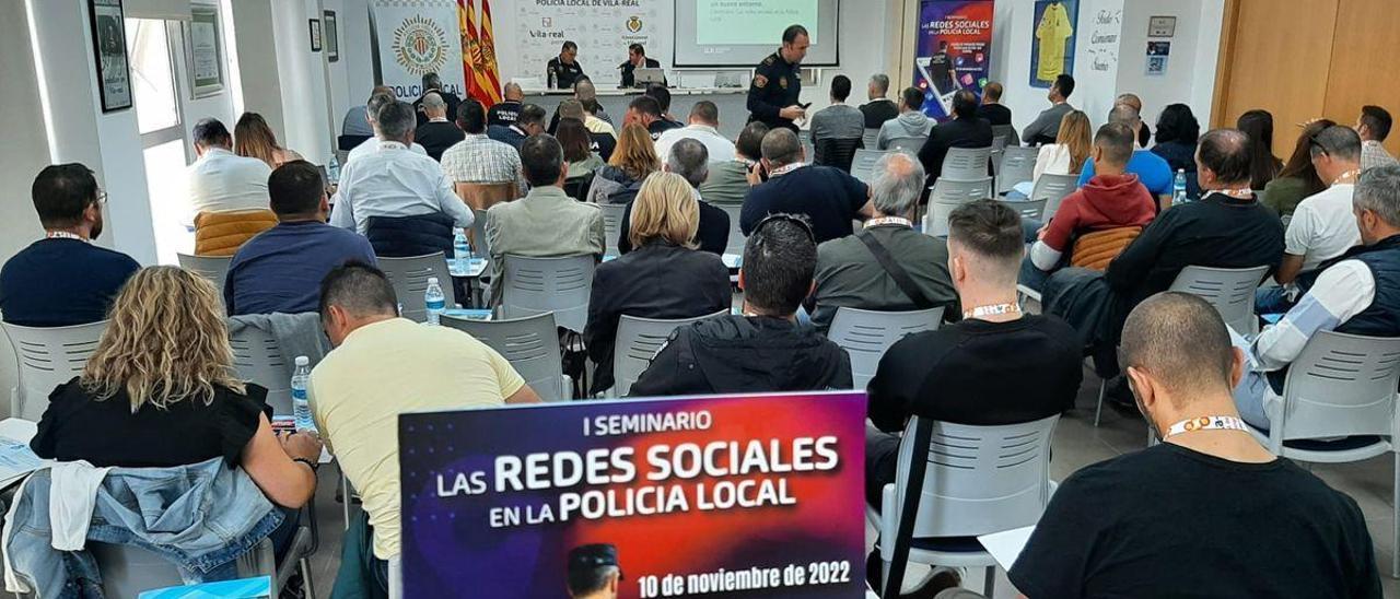 Más de 100 agentes y mandos de policías locales de diferentes puntos de España han participado en el seminario sobre redes sociales organizado en Vila-real.