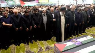 Miles de iraníes asisten al funeral del líder político de Hamás entre clamores de venganza