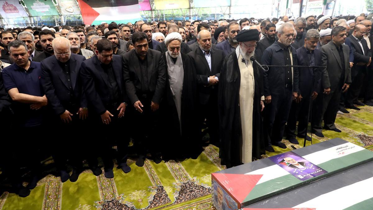 El líder supremo de Irán preside el funeral de Ismail Haniyeh en Teherán