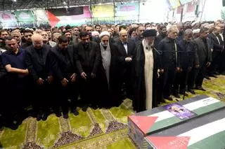 Miles de iraníes participan en el funeral del líder de Hamás Ismail Haniya