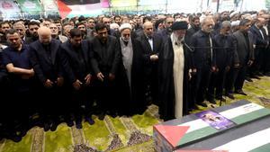 Miles de iraníes participan en el funeral del líder de Hamás Ismail Haniya